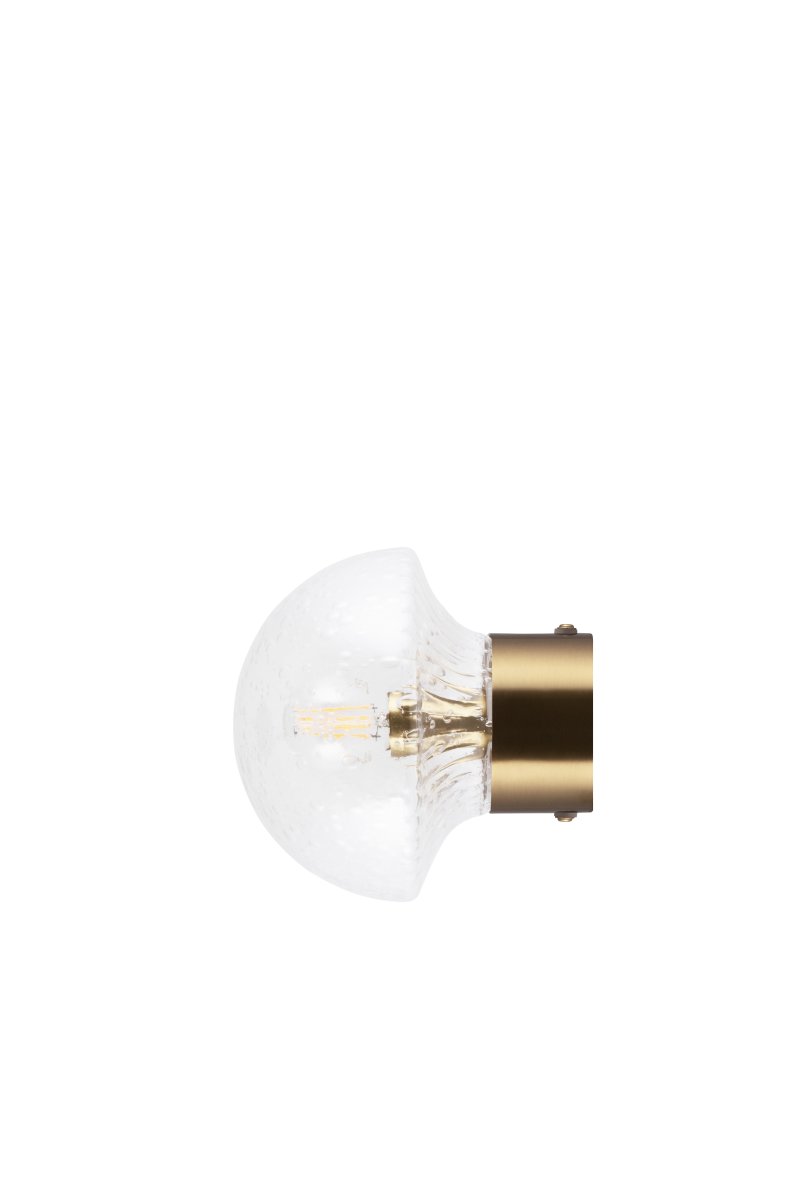 Fungo Ø16 Transparent/borstad mässing badrumslampa från Globen Lighting - Fungo &auml;r IP44-klassificerad, vilket g&ouml;r den idealisk f&ouml;r anv&auml;ndning i b&aring;de k&ouml;k och badrum.
