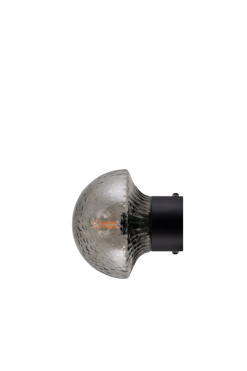 Fungo Ø16 Rökfärgad/svart badrumslampa från Globen Lighting - Fungo &auml;r IP44-klassificerad, vilket g&ouml;r den idealisk f&ouml;r anv&auml;ndning i b&aring;de k&ouml;k och badrum.