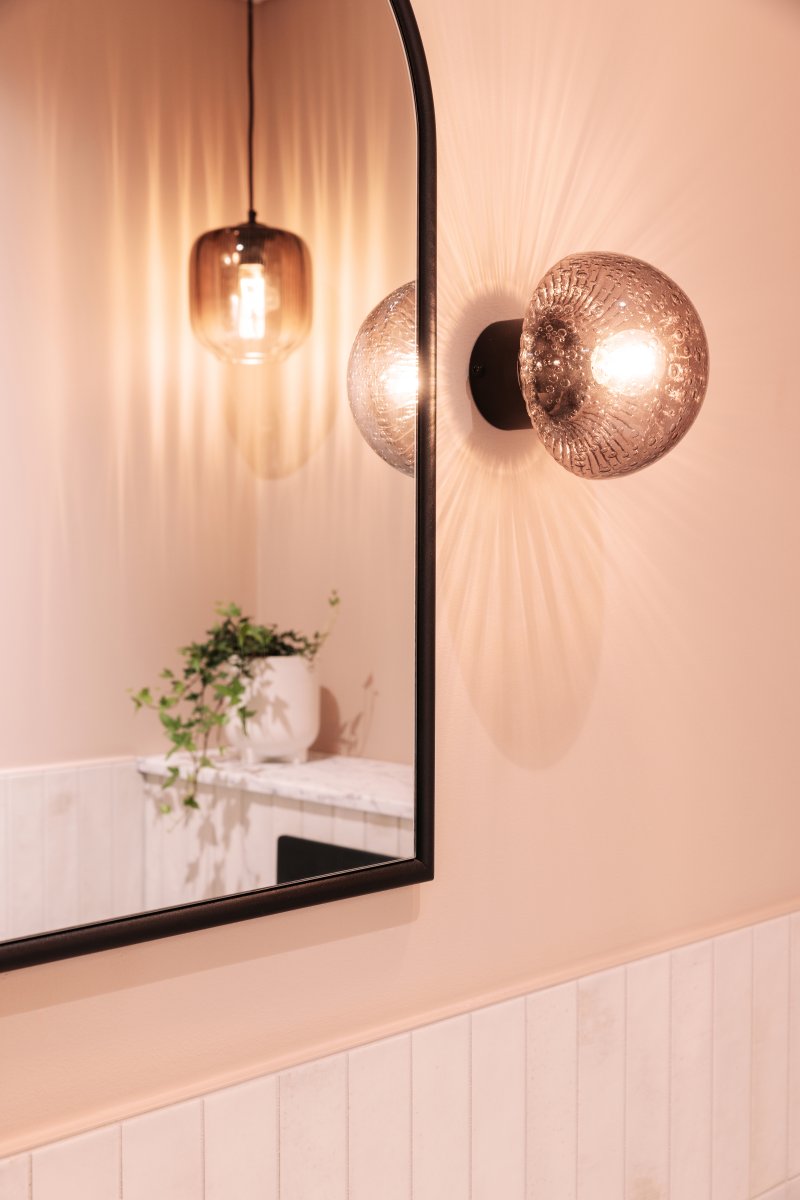 Fungo Ø16 Rökfärgad/svart badrumslampa från Globen Lighting - Fungo &auml;r IP44-klassificerad, vilket g&ouml;r den idealisk f&ouml;r anv&auml;ndning i b&aring;de k&ouml;k och badrum.