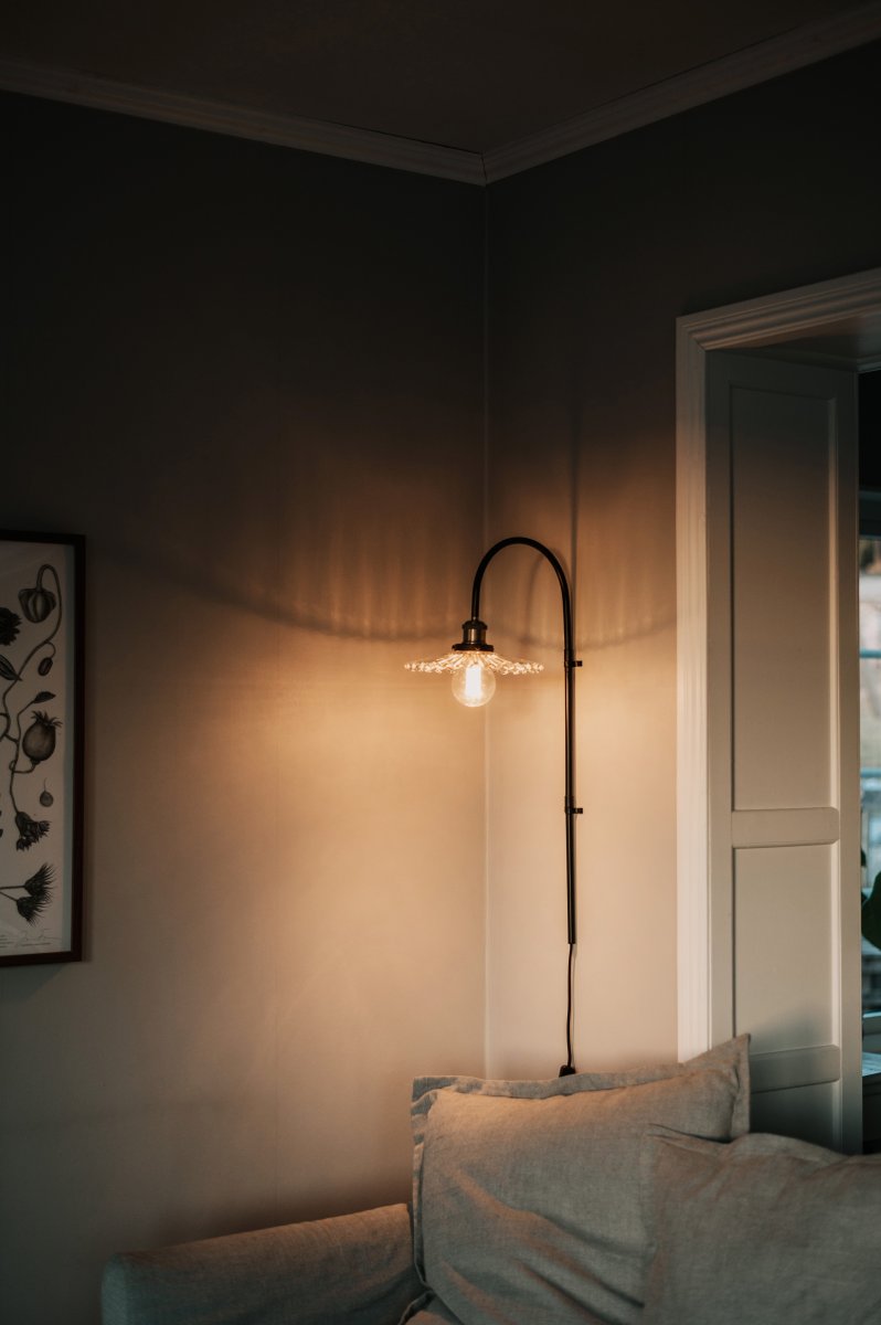 Cobbler 38cm Transparent/svart vägglampa från Globen Lighting - V&auml;ggf&auml;stet har tv&aring; stycken metallbyglar och medf&ouml;ljande skruvar f&ouml;r montering p&aring; v&auml;ggen och hela lampan &auml;r justerbar i sidled.