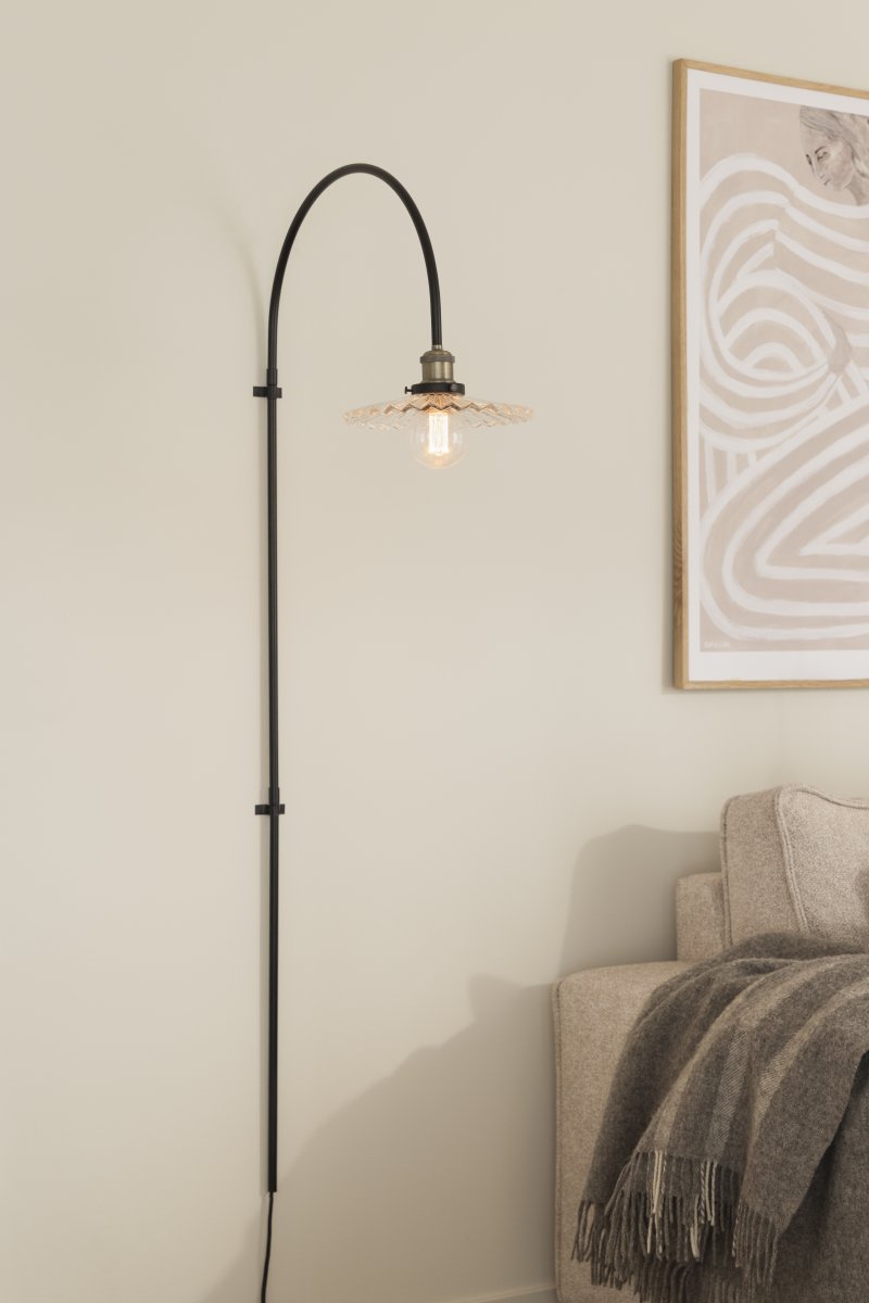 Cobbler 60cm Transparent/svart vägglampa från Globen Lighting - V&auml;ggf&auml;stet har tv&aring; stycken metallbyglar och medf&ouml;ljande skruvar f&ouml;r montering p&aring; v&auml;ggen och hela lampan &auml;r justerbar i sidled.