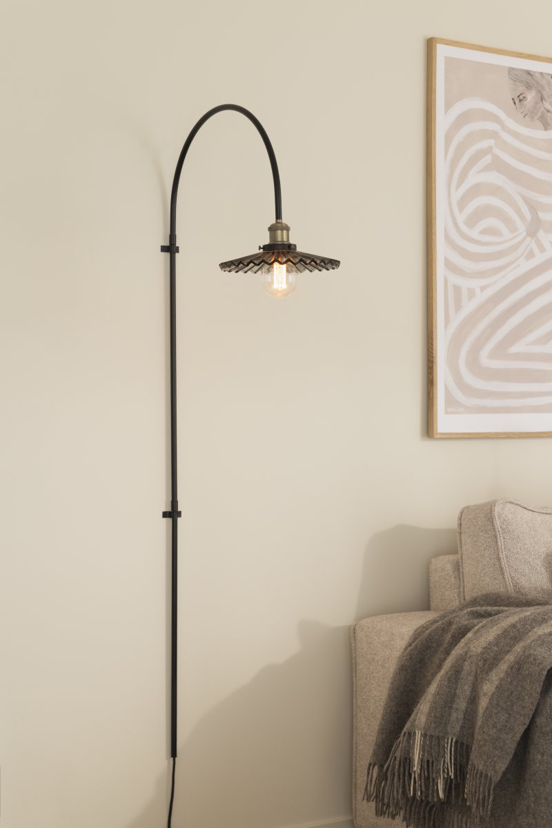Cobbler 60cm Rökfärgad/svart vägglampa från Globen Lighting - V&auml;ggf&auml;stet har tv&aring; stycken metallbyglar och medf&ouml;ljande skruvar f&ouml;r montering p&aring; v&auml;ggen och hela lampan &auml;r justerbar i sidled.