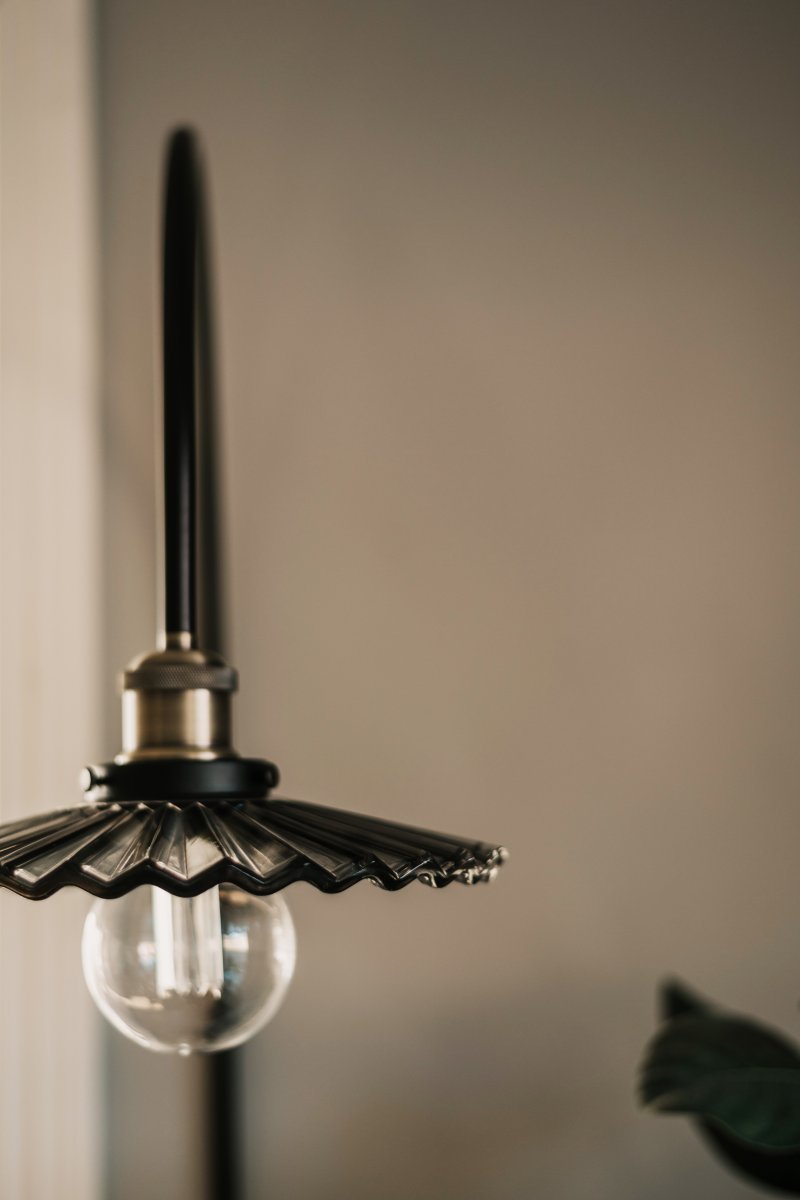 Cobbler 60cm Rökfärgad/svart vägglampa från Globen Lighting - V&auml;ggf&auml;stet har tv&aring; stycken metallbyglar och medf&ouml;ljande skruvar f&ouml;r montering p&aring; v&auml;ggen och hela lampan &auml;r justerbar i sidled.