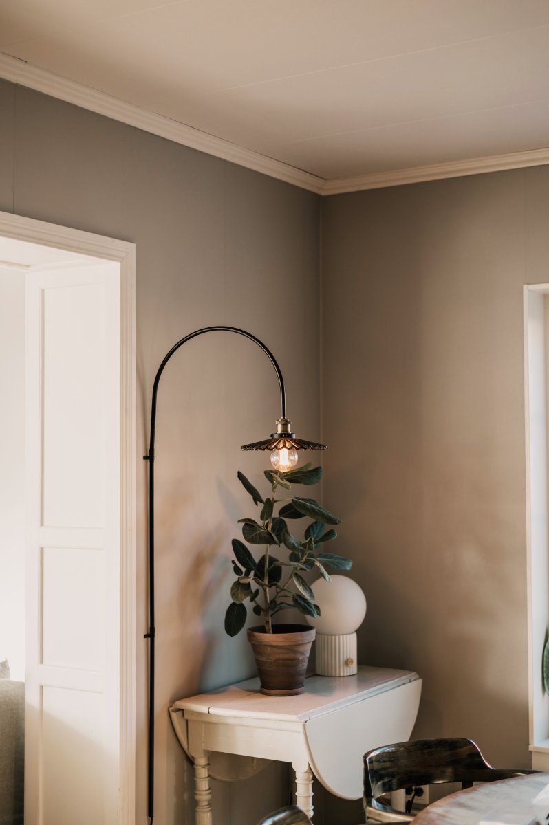 Cobbler 60cm Rökfärgad/svart vägglampa från Globen Lighting - V&auml;ggf&auml;stet har tv&aring; stycken metallbyglar och medf&ouml;ljande skruvar f&ouml;r montering p&aring; v&auml;ggen och hela lampan &auml;r justerbar i sidled.