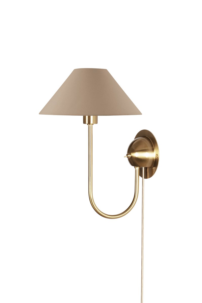 Iris 32cm Mässing/brun vägglampa från Globen Lighting - Den mjukt b&ouml;jda armen kombineras med en brun textilsk&auml;rm som skapar ett varmt och klassiskt uttryck.