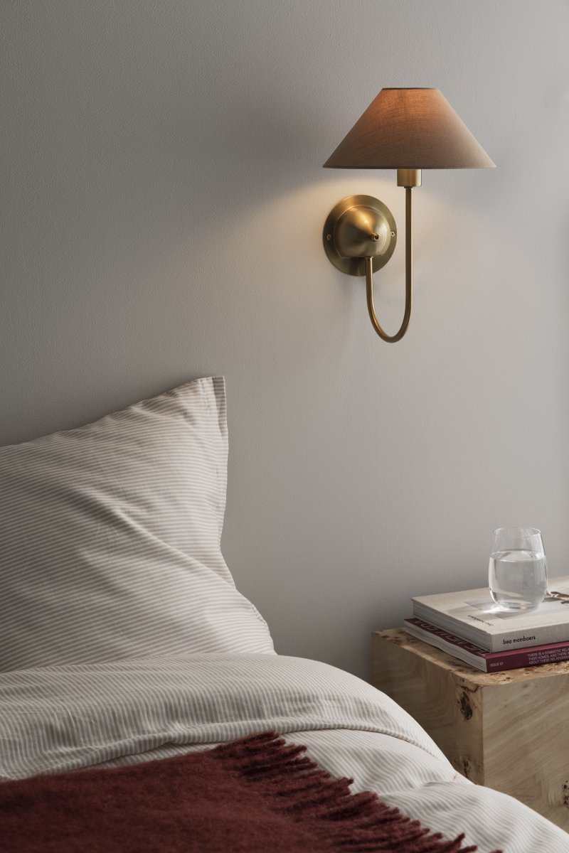 Iris 32cm Mässing/brun vägglampa från Globen Lighting - Den mjukt b&ouml;jda armen kombineras med en brun textilsk&auml;rm som skapar ett varmt och klassiskt uttryck.