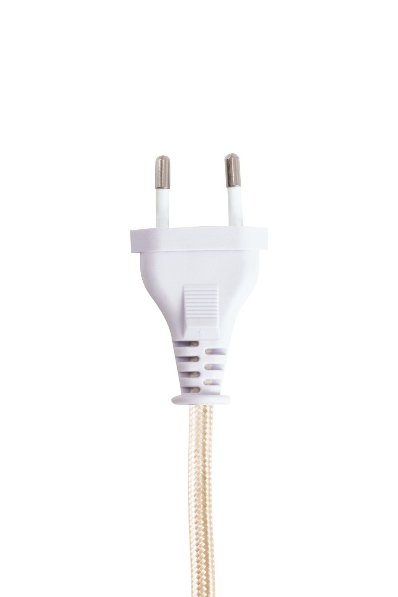Iris 32cm Mässing/krämvit vägglampa från Globen Lighting - Den mjukt b&ouml;jda armen kombineras med en kr&auml;mvit textilsk&auml;rm som skapar ett varmt och klassiskt uttryck.