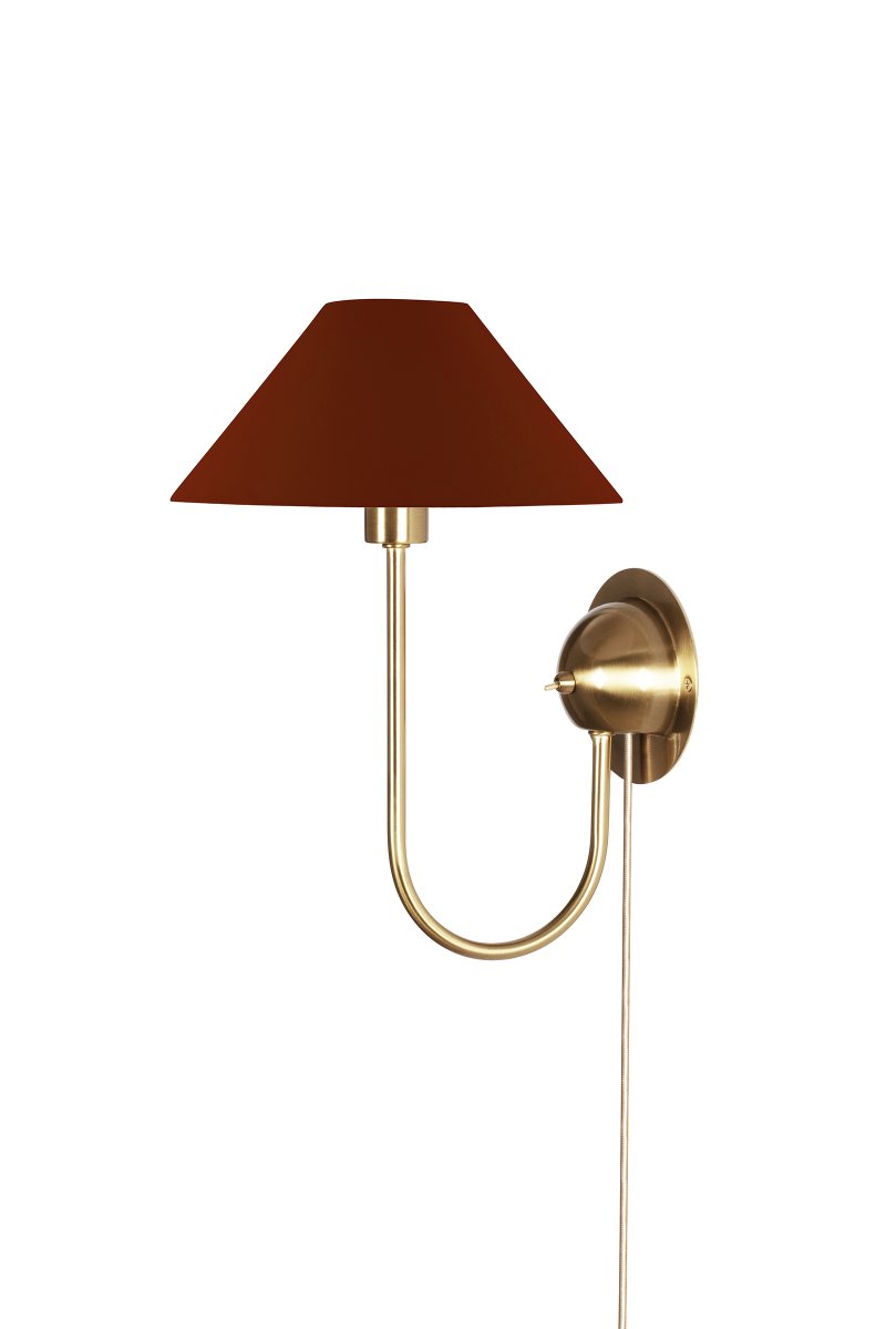 Iris 32cm Mässing/vinröd vägglampa från Globen Lighting - Den mjukt b&ouml;jda armen kombineras med en vinr&ouml;d textilsk&auml;rm som skapar ett varmt och klassiskt uttryck.