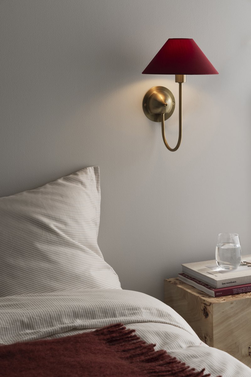 Iris 32cm Mässing/vinröd vägglampa från Globen Lighting - Den mjukt b&ouml;jda armen kombineras med en vinr&ouml;d textilsk&auml;rm som skapar ett varmt och klassiskt uttryck.