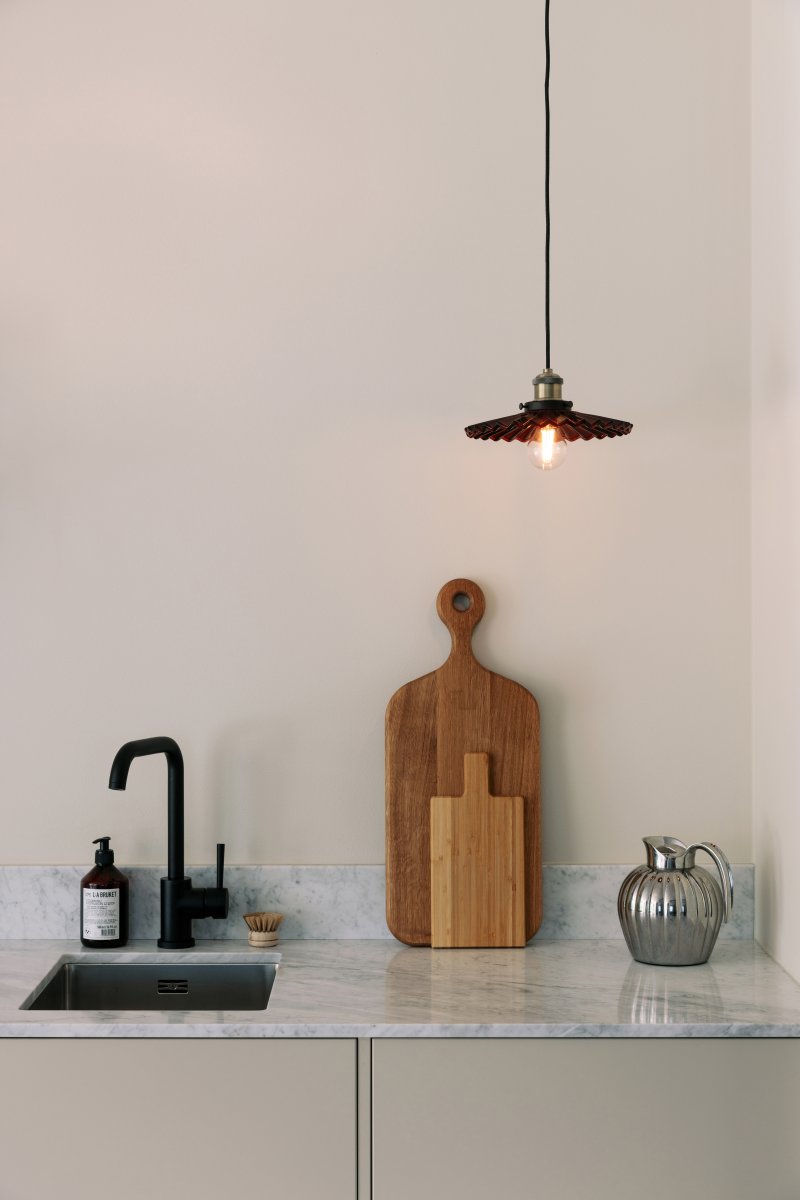 Cobbler Ø25 Burgandy taklampa från Globen Lighting - Lampan har en 120 cm l&aring;ng svart textilkabel samt en takkopp i svart plast.
