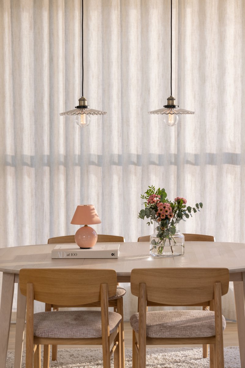 Cobbler Ø25 Transparent taklampa från Globen Lighting - Lampan har en 120 cm l&aring;ng svart textilkabel samt en takkopp i svart plast.