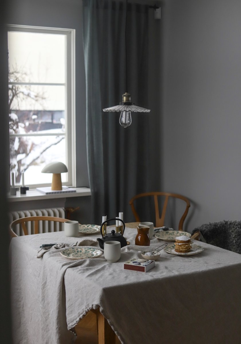 Cobbler Ø25 Transparent taklampa från Globen Lighting - Lampan har en 120 cm l&aring;ng svart textilkabel samt en takkopp i svart plast.