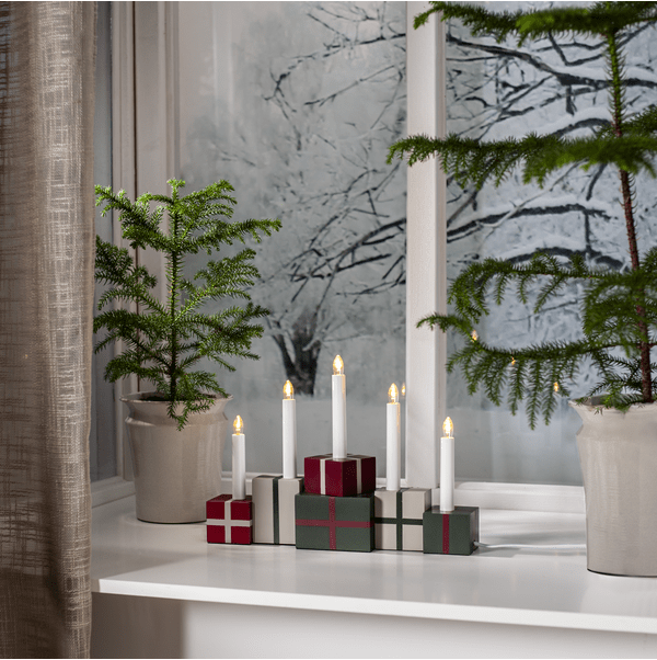 Christmas Gifts Flerfärgad från Star Trading - Ljusstaken &auml;r fin fr&aring;n alla vinklar och skapar en mysig k&auml;nsla.