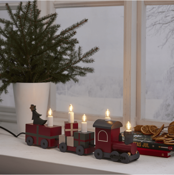 Christmas Train Röd från Star Trading - T&aring;get lyser med LED lampor som placerats i t&aring;gets vagnar som h&aring;lls ihop med en svart textilkabel.