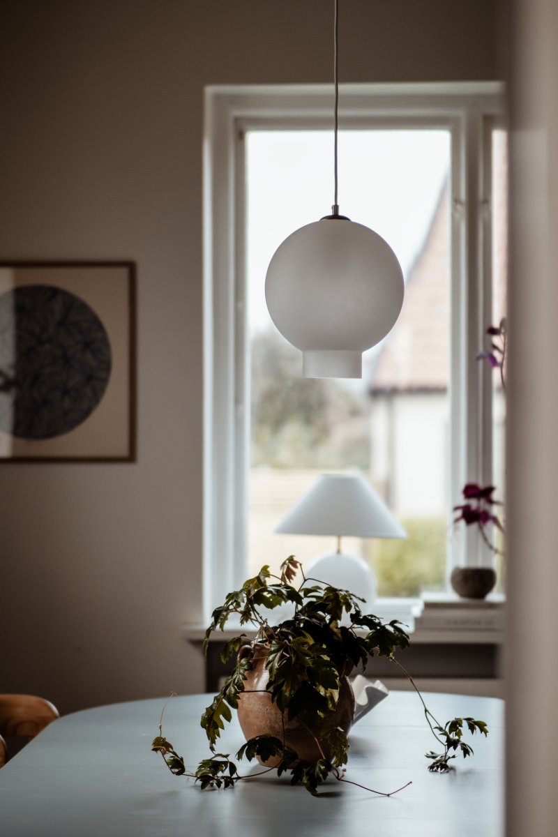 Bams Ø25 Vit taklampa från Globen Lighting - Bams pendel med sin samtida form och sitt vackra frostade glas bidrar med ett soft, subtilt sken till inredningen.