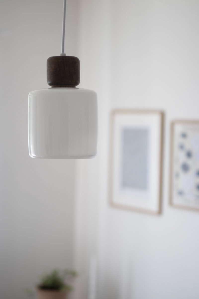 DOT Ø15 Vit taklampa från Globen Lighting - DOT, formgiven av Roger Persson, &auml;r inspirerad av en glasflaska med ett dekorativt lock.