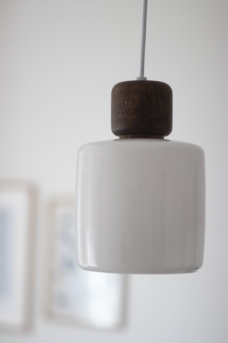 DOT Ø15 Vit taklampa från Globen Lighting - DOT, formgiven av Roger Persson, &auml;r inspirerad av en glasflaska med ett dekorativt lock.