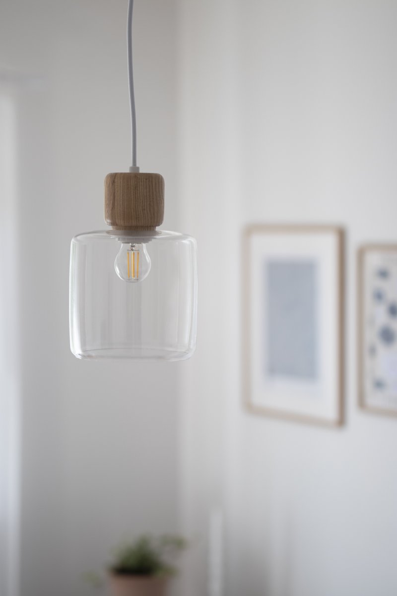DOT Ø15 Transparent taklampa från Globen Lighting - DOT, formgiven av Roger Persson, &auml;r inspirerad av en glasflaska med ett dekorativt lock.