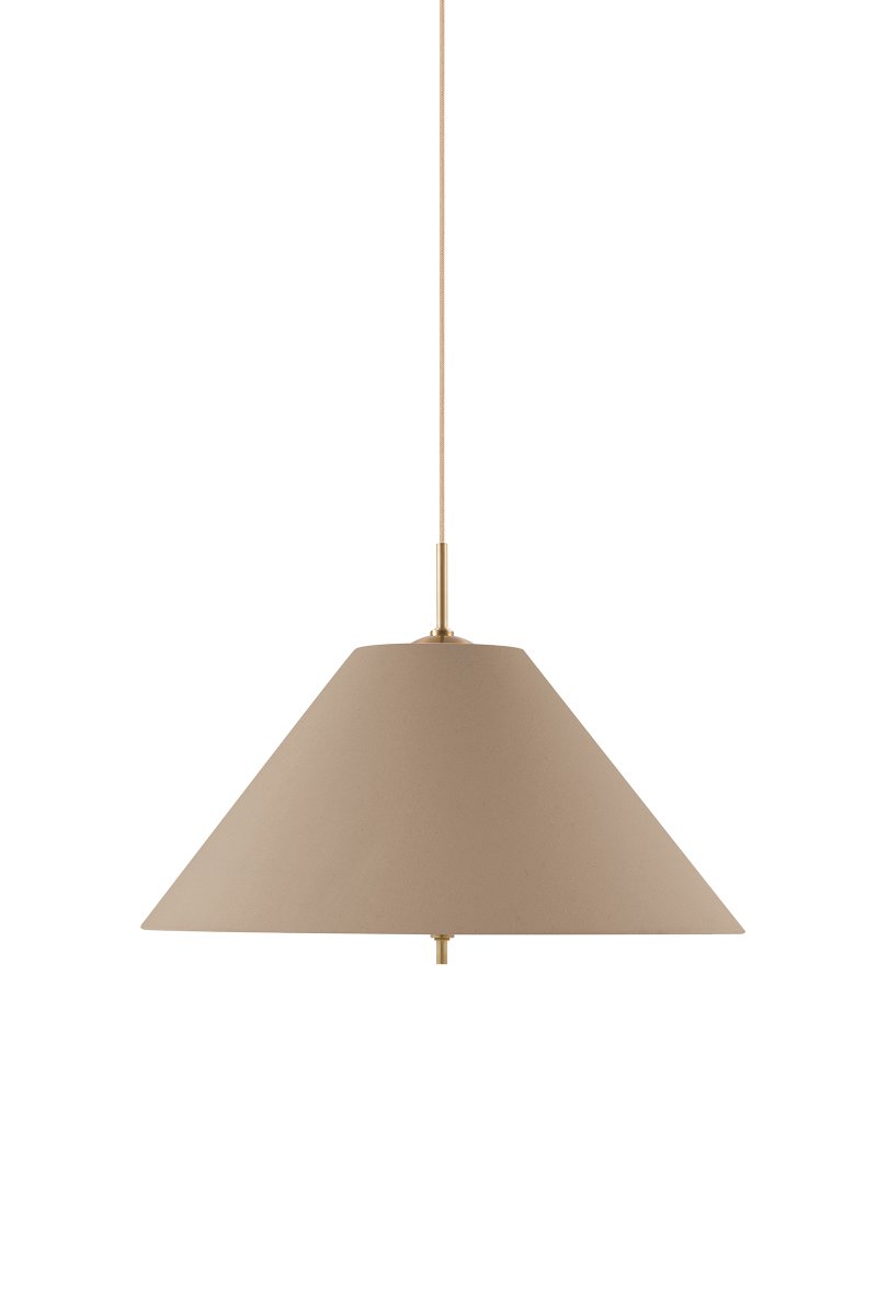 Iris Ø50 Brun taklampa från Globen Lighting - Iris &auml;r en elegant takpendel i j&auml;rn med m&auml;ssingsfinish och en handgjord textilsk&auml;rm i brun bomull.