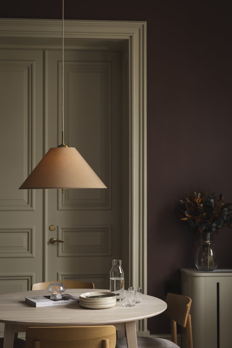 Iris Ø50 Brun taklampa från Globen Lighting - Iris &auml;r en elegant takpendel i j&auml;rn med m&auml;ssingsfinish och en handgjord textilsk&auml;rm i brun bomull.