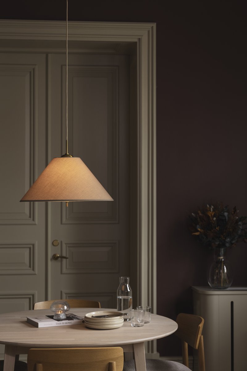 Iris Ø50 Brun taklampa från Globen Lighting - Iris &auml;r en elegant takpendel i j&auml;rn med m&auml;ssingsfinish och en handgjord textilsk&auml;rm i brun bomull.