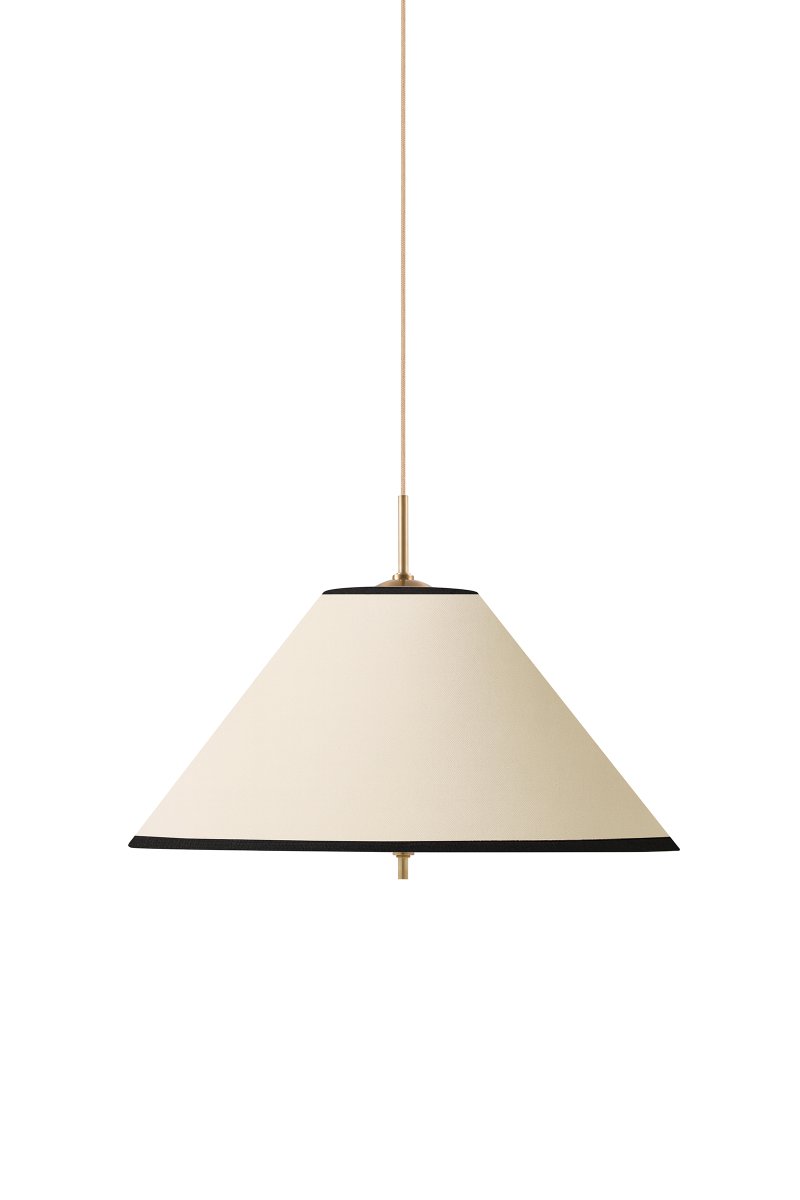 Iris Ø50 Krämvit taklampa från Globen Lighting - Iris &auml;r en elegant takpendel i j&auml;rn med m&auml;ssingsfinish och en handgjord textilsk&auml;rm i kr&auml;mvit bomull.