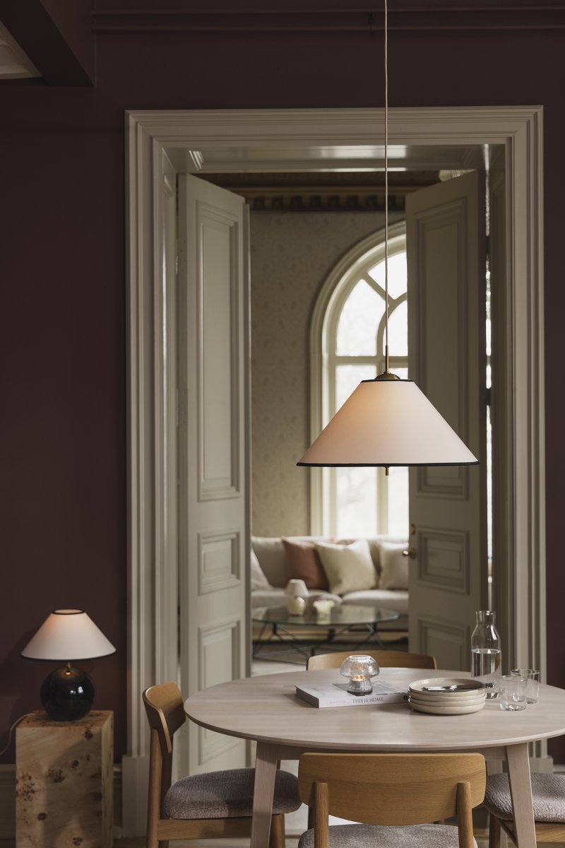 Iris Ø50 Krämvit taklampa från Globen Lighting - Iris &auml;r en elegant takpendel i j&auml;rn med m&auml;ssingsfinish och en handgjord textilsk&auml;rm i kr&auml;mvit bomull.