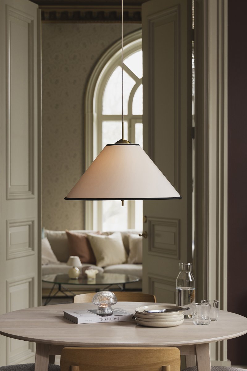 Iris Ø50 Krämvit taklampa från Globen Lighting - Iris &auml;r en elegant takpendel i j&auml;rn med m&auml;ssingsfinish och en handgjord textilsk&auml;rm i kr&auml;mvit bomull.
