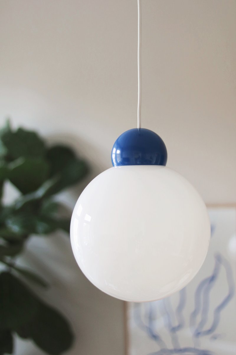 Ripley Ø25 Blå taklampa från Globen Lighting - Lampan &auml;r tillverkad av metall och har en glaskupa i opalvitt glas som sprider ett fint ljus i rummet.