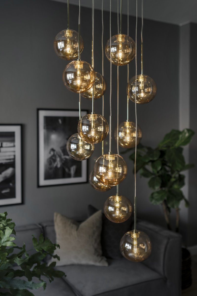 Skyfall Ø30 Amber taklampa från Globen Lighting - Skyfall &auml;r en vacker takarmatur med tolv vajrar med glaskupor som kan justeras mellan en totalh&ouml;jd p&aring; 33-213 cm.