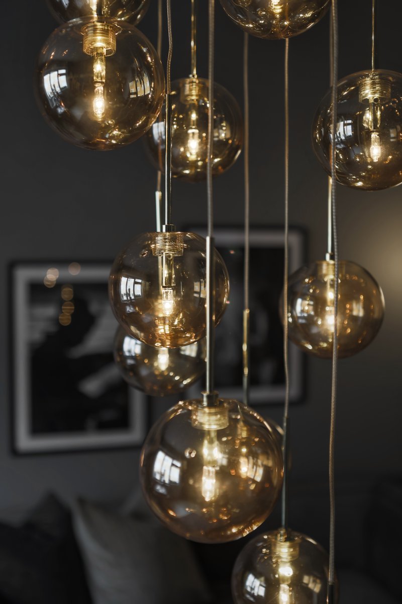 Skyfall Ø30 Amber taklampa från Globen Lighting - Skyfall &auml;r en vacker takarmatur med tolv vajrar med glaskupor som kan justeras mellan en totalh&ouml;jd p&aring; 33-213 cm.