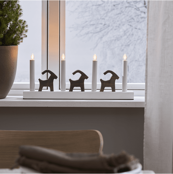 Bruse Vit från Star Trading - Lyser fint med fyra LED lampor och skapar fin julk&auml;nsla och h&auml;rlig st&auml;mning.