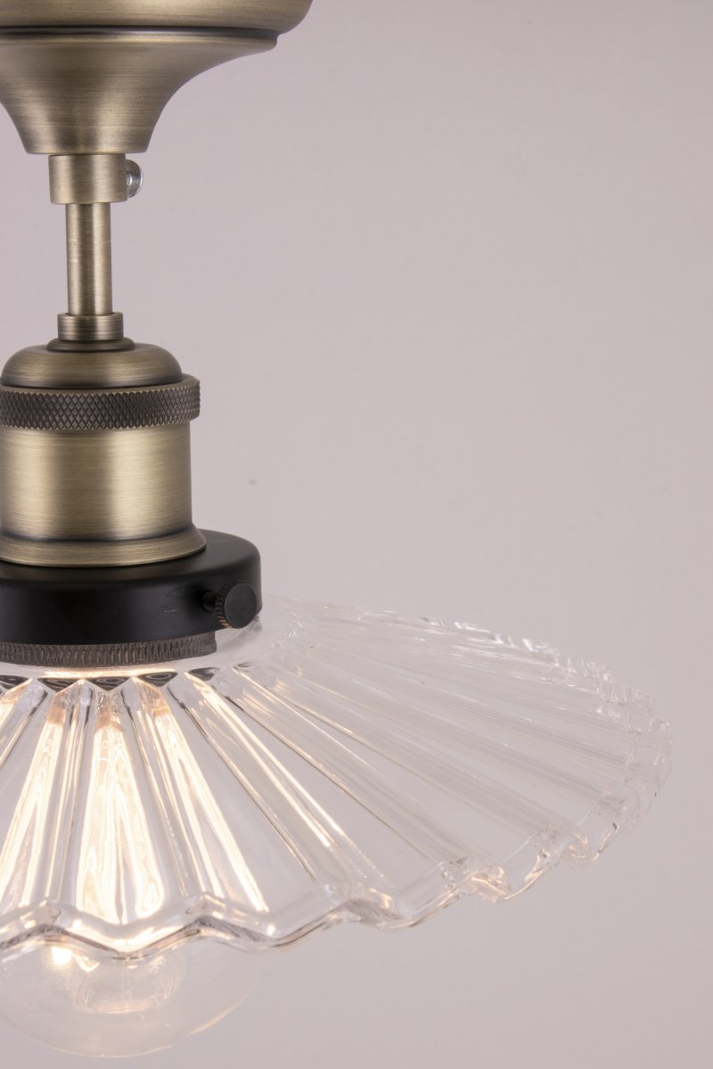 Cobbler Ø25 Transparent plafond från Globen Lighting - Cobbler &auml;r en ny tappning p&aring; en klassisk skomakarlampa som g&ouml;r sig perfekt i flera olika inredningar.