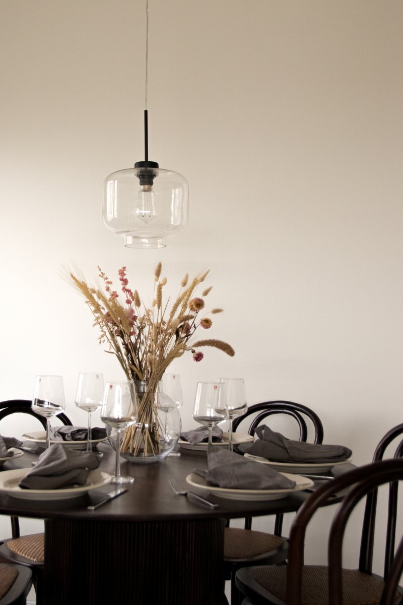 Ritz Ø25 Transparent taklampa från Globen Lighting - Den kombinerar glas med detaljer i metall och skapar en varm atmosf&auml;r i rummet.