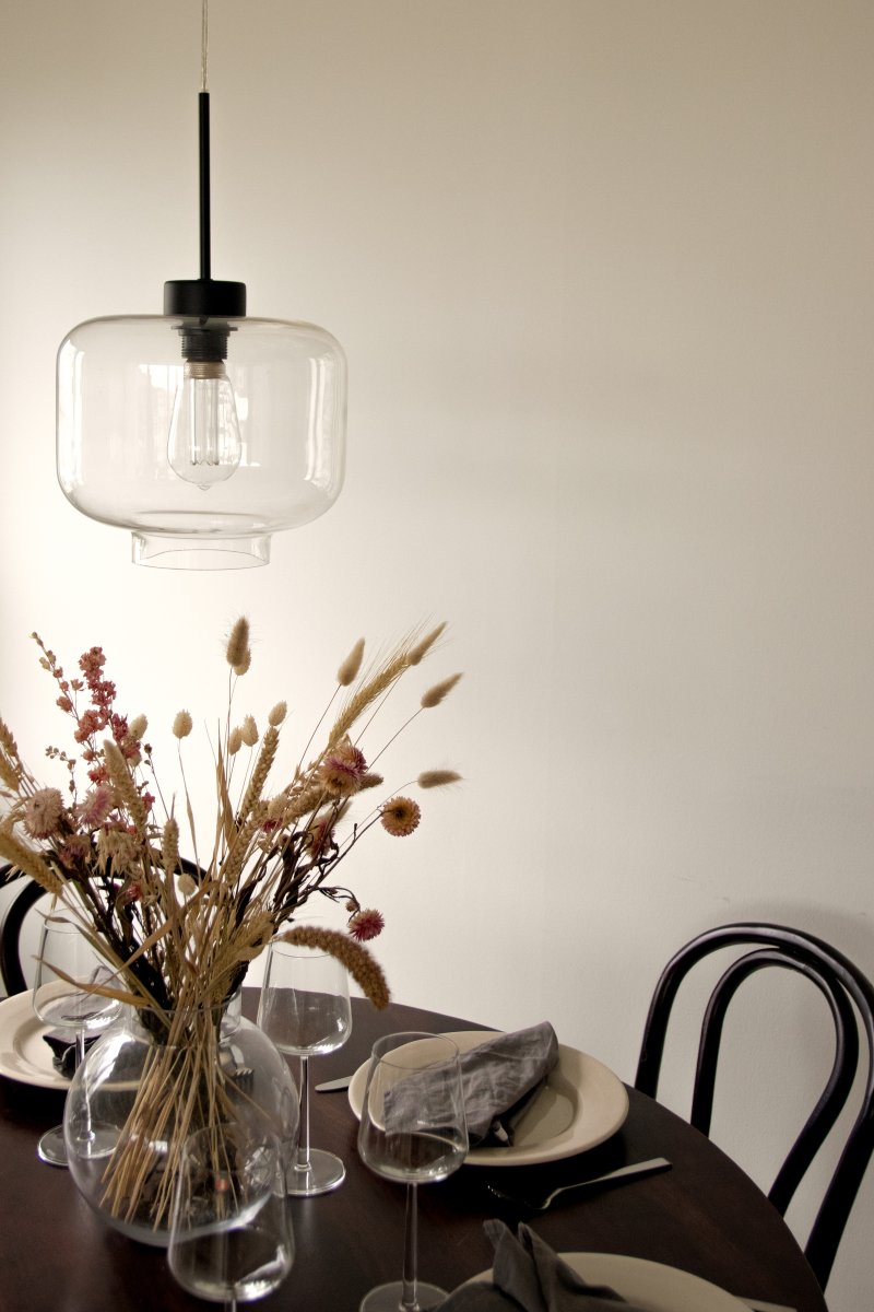 Ritz Ø25 Transparent taklampa från Globen Lighting - Den kombinerar glas med detaljer i metall och skapar en varm atmosf&auml;r i rummet.