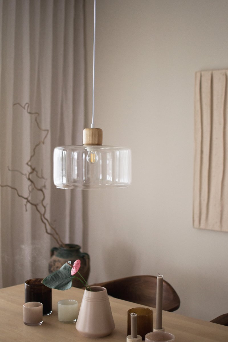 DOT Ø30 Transparent taklampa från Globen Lighting - DOT, formgiven av Roger Persson, &auml;r inspirerad av en glasflaska med ett dekorativt lock.