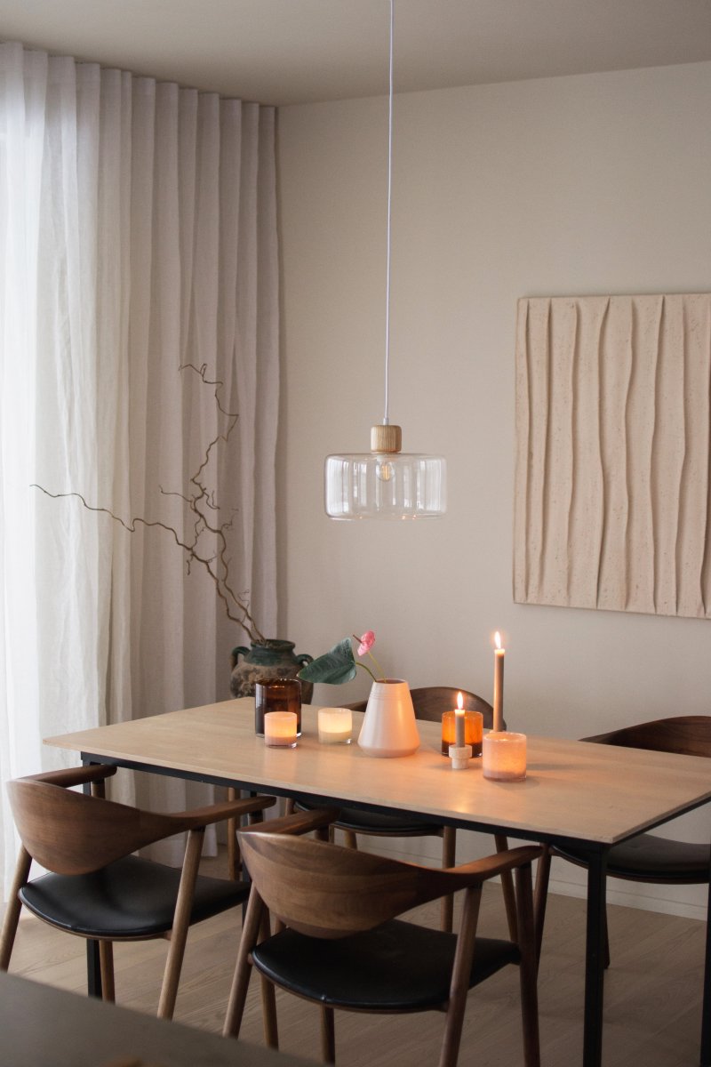 DOT Ø30 Transparent taklampa från Globen Lighting - DOT, formgiven av Roger Persson, &auml;r inspirerad av en glasflaska med ett dekorativt lock.