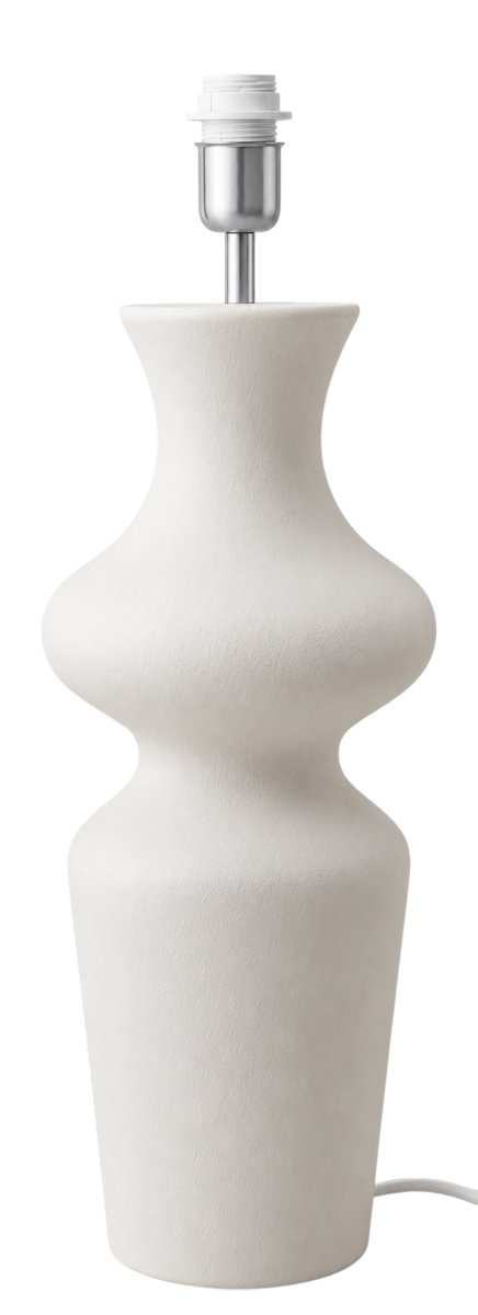 Zoom bild av Belladonna 60cm Vit från Hallbergs - Den vita, strukturerade finishen framh&auml;ver lampans organiska former och g&ouml;r den enkel att kombinera med olika typer av lampsk&auml;rmar och inredningsstilar.
