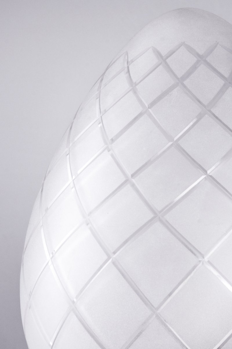 Juni Ø20 Antikmässing/vit badrumslampa från Globen Lighting - Juni med sin vackra slipade kupa i frostat glas och metall f&ouml;r tankarna tillbaka i tiden till tidigt 1900-tal.