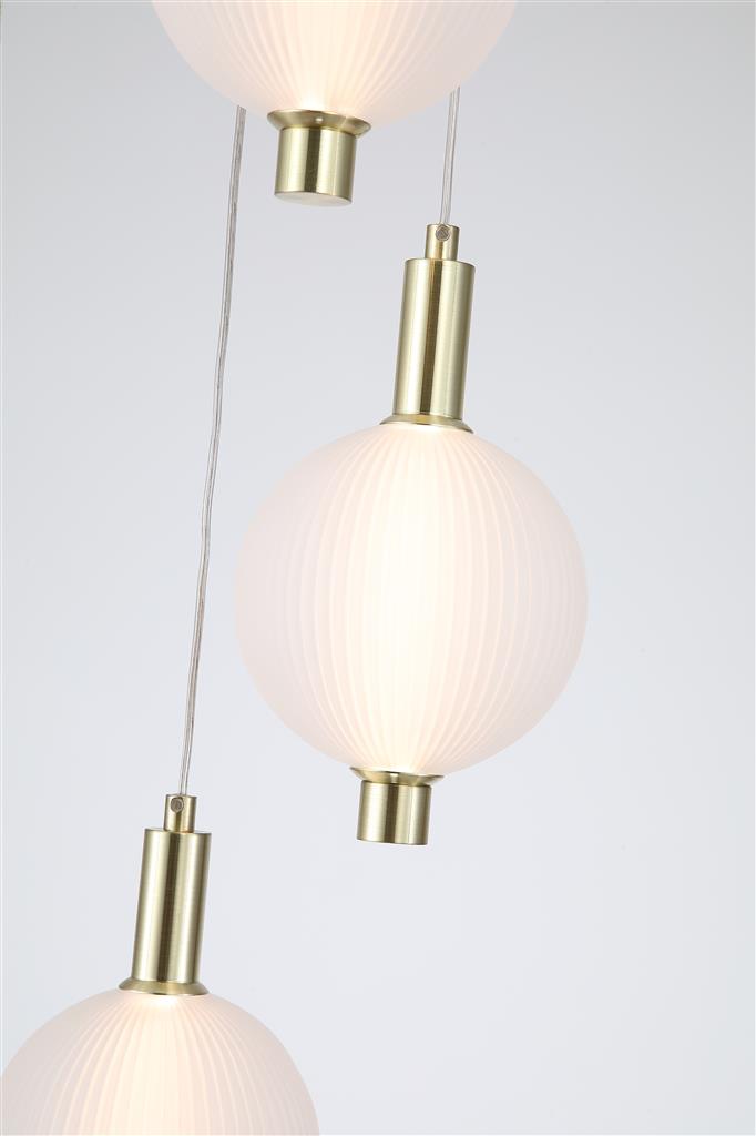 Luminique Ø47 Mässing taklampa från Searchlight - Lampan &auml;r tillverkad i metall med satin m&auml;ssingfinish och har fem frostade glaskupor med integrerad LED.
