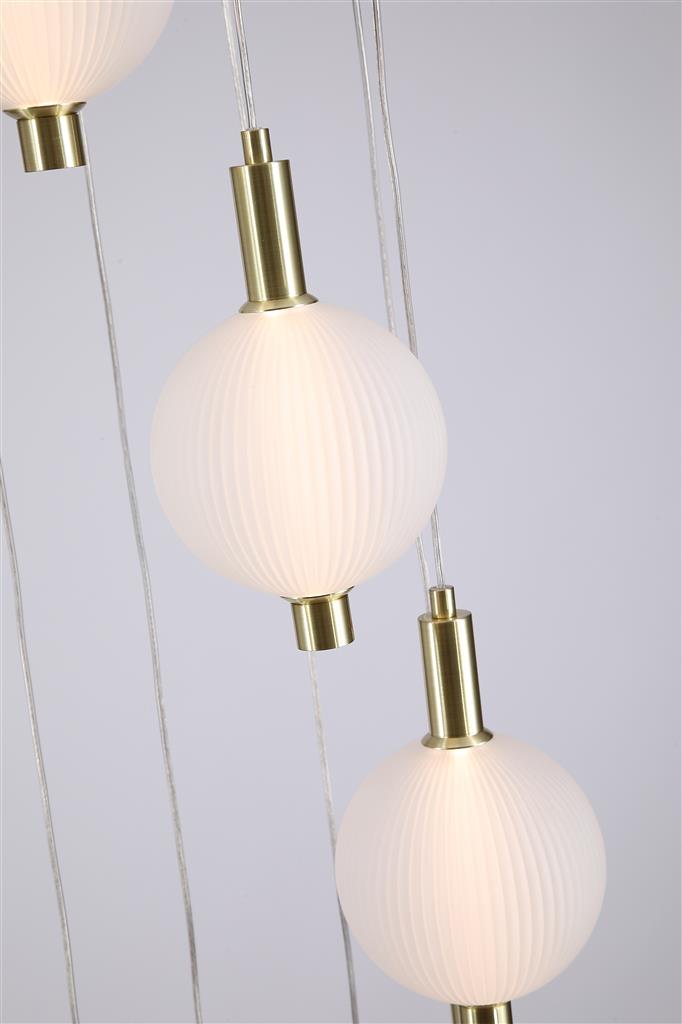 Luminique Ø50 Mässing taklampa från Searchlight - Lampan &auml;r tillverkad i metall med satin m&auml;ssingfinish och har &aring;tta frostade glaskupor med integrerad LED.