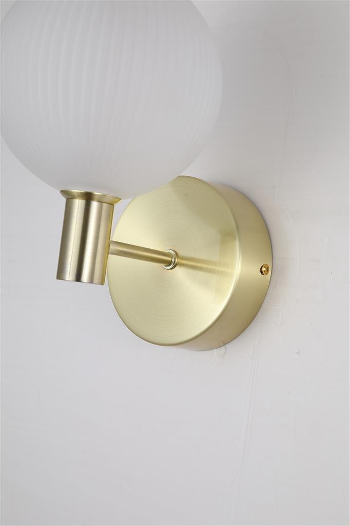 Luminique 15cm Mässing vägglampa från Searchlight - Luminique &auml;r en elegant och exklusiv v&auml;gglampa som kombinerar en r&auml;fflad glaskupa i frostat glas med stilrena detaljer i satin m&auml;ssingfinish.