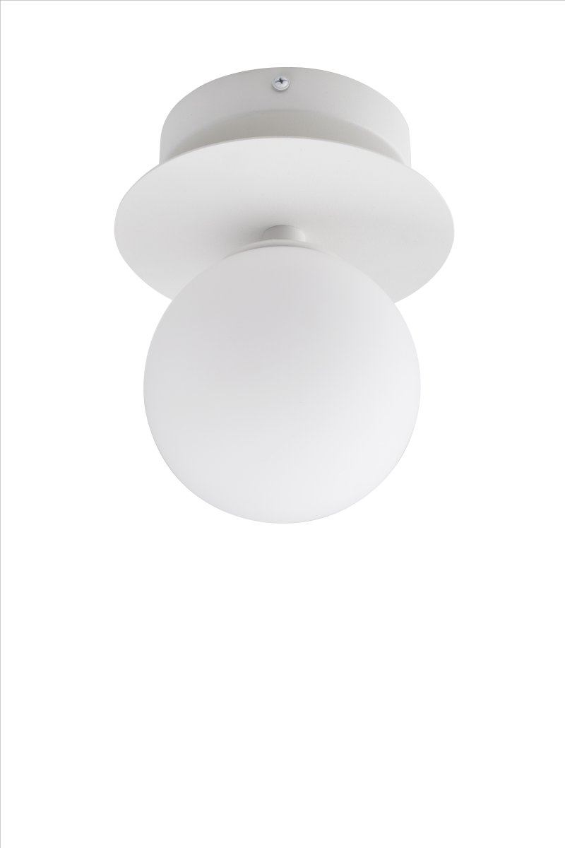 Art Deco Ø16 Vit badrumslampa från Globen Lighting - Lampan &auml;r tillverkad av metall och har en vit glaskupa som skapar en fin ljusspridning i rummet.