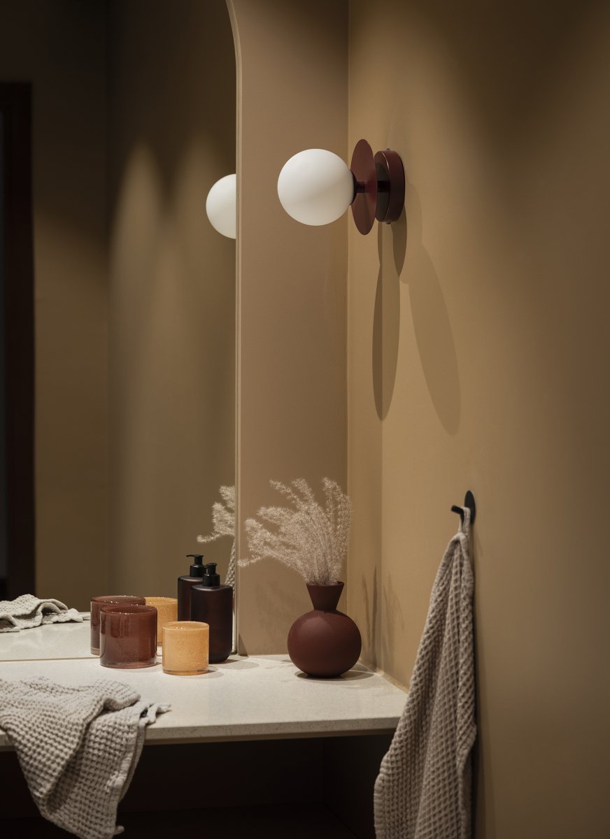 Art Deco Ø16 Vinröd badrumslampa från Globen Lighting - Tack vare IP44-klassningen passar lampan &auml;ven i badrummet och kan monteras b&aring;de p&aring; v&auml;gg och i tak som plafond.