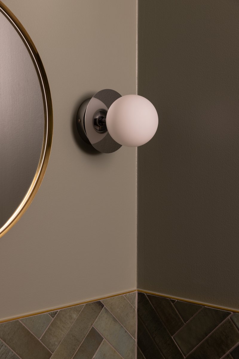 Art Deco Ø16 Krom/vit badrumslampa från Globen Lighting - Lampan &auml;r tillverkad av metall och har en vit glaskupa som skapar en fin ljusspridning i rummet.