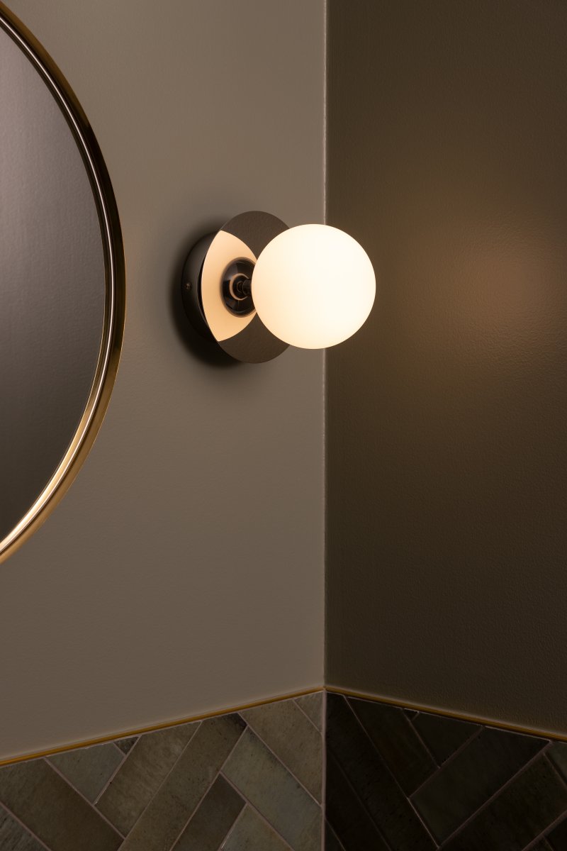 Art Deco Ø16 Krom/vit badrumslampa från Globen Lighting - Lampan &auml;r tillverkad av metall och har en vit glaskupa som skapar en fin ljusspridning i rummet.