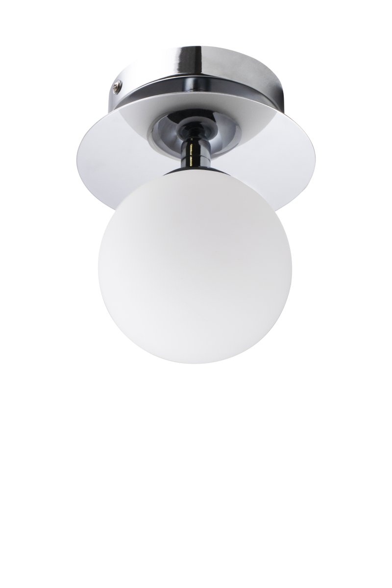 Art Deco Ø16 Krom/vit badrumslampa från Globen Lighting - Lampan &auml;r tillverkad av metall och har en vit glaskupa som skapar en fin ljusspridning i rummet.