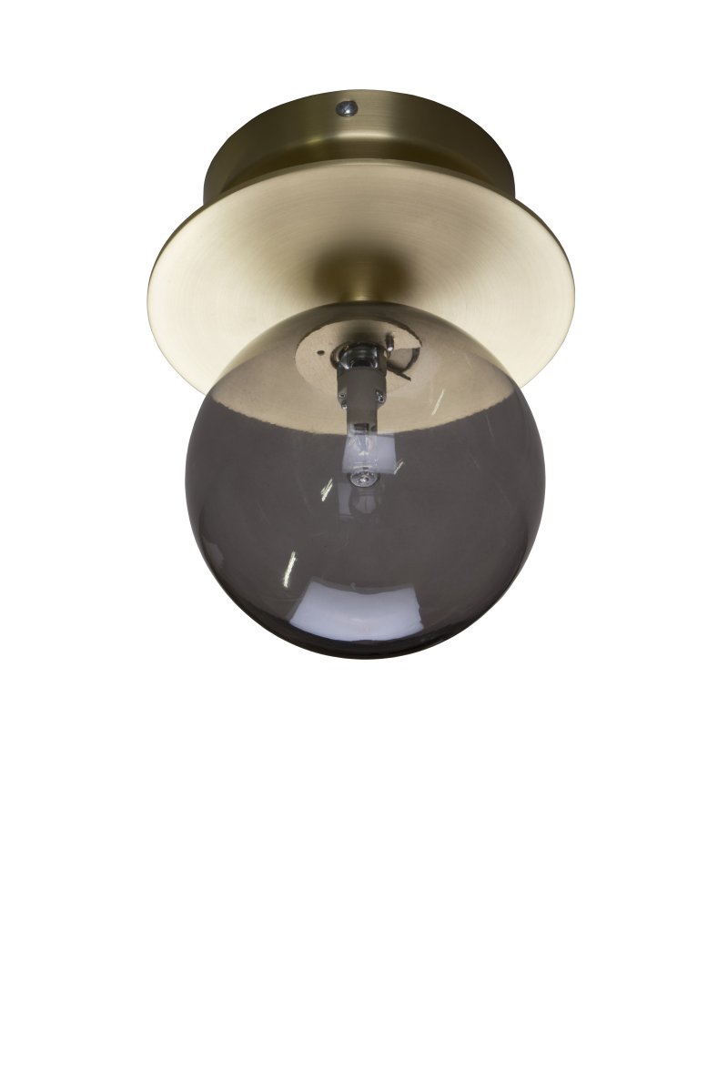 Art Deco Ø16 Borstad mässing/rökfärgad badrumslampa från Globen Lighting - Lampan &auml;r tillverkad av metall och har en r&ouml;kf&auml;rgad glaskupa som skapar en fin ljusspridning i rummet.