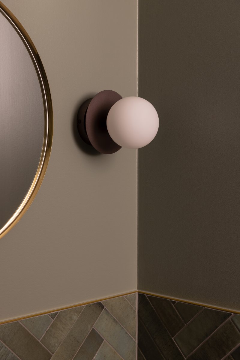 Art Deco Ø16 Brons/vit badrumslampa från Globen Lighting - Lampan &auml;r tillverkad av metall och har en vit glaskupa som skapar en fin ljusspridning i rummet.