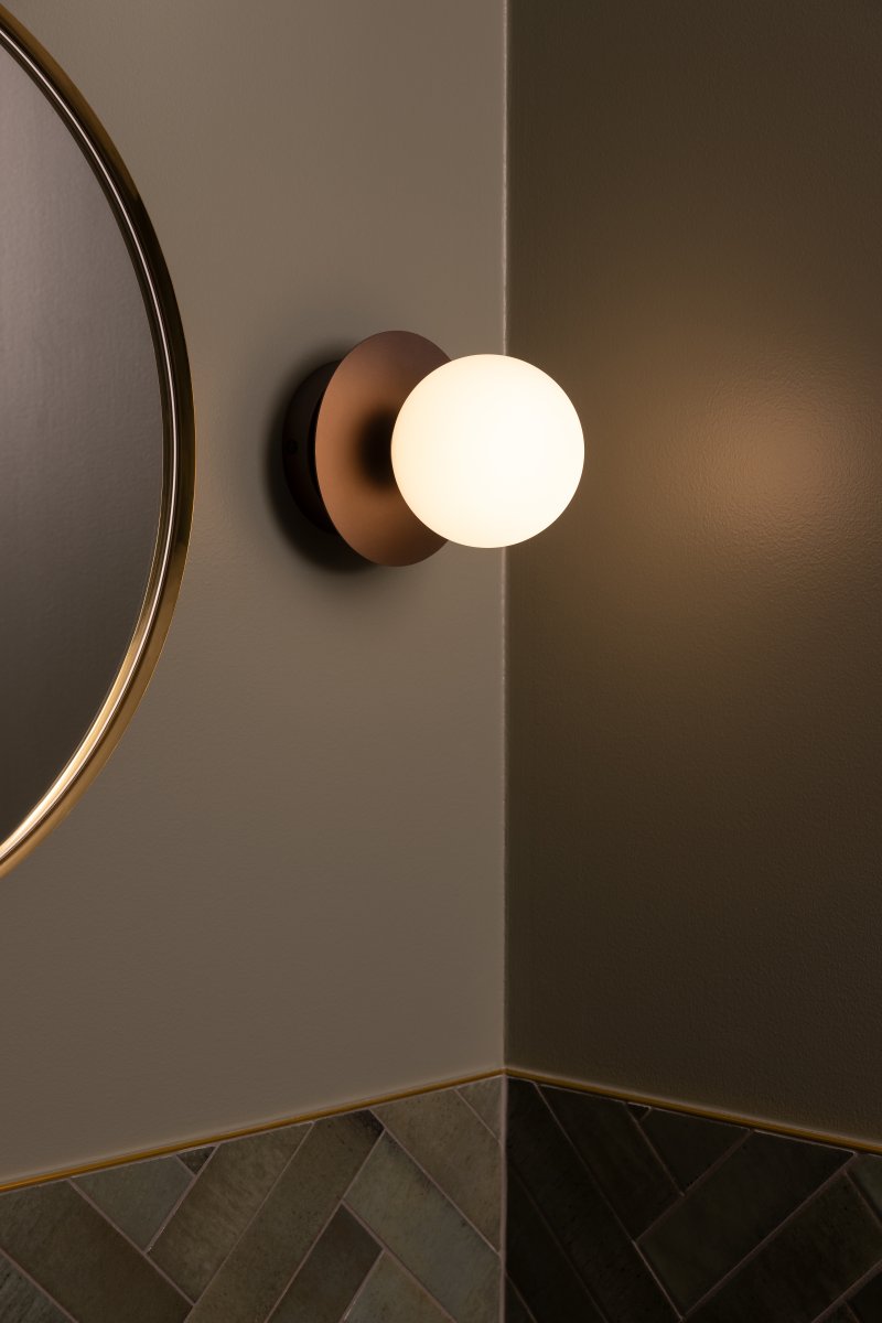 Art Deco Ø16 Brons/vit badrumslampa från Globen Lighting - Lampan &auml;r tillverkad av metall och har en vit glaskupa som skapar en fin ljusspridning i rummet.